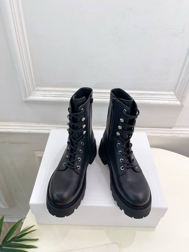Celine 赛琳 25 2025 秋冬最新秀款 凯旋门厚底系带马丁靴 Bs这一季的赛琳真的是开了挂、太有特色了 让我爱不释手 高端定制 它具有复古欧美风格 我