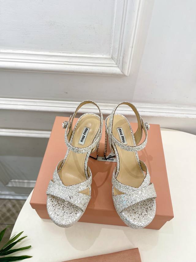 Miu Miu 缪缪 25 2025春夏新品 专柜主打最新走秀款 金属水钻跟防水台凉鞋 火爆上新！ Bs缪家高货 顶级工艺打造精品质感 无敌舒适 绝对是一见钟情