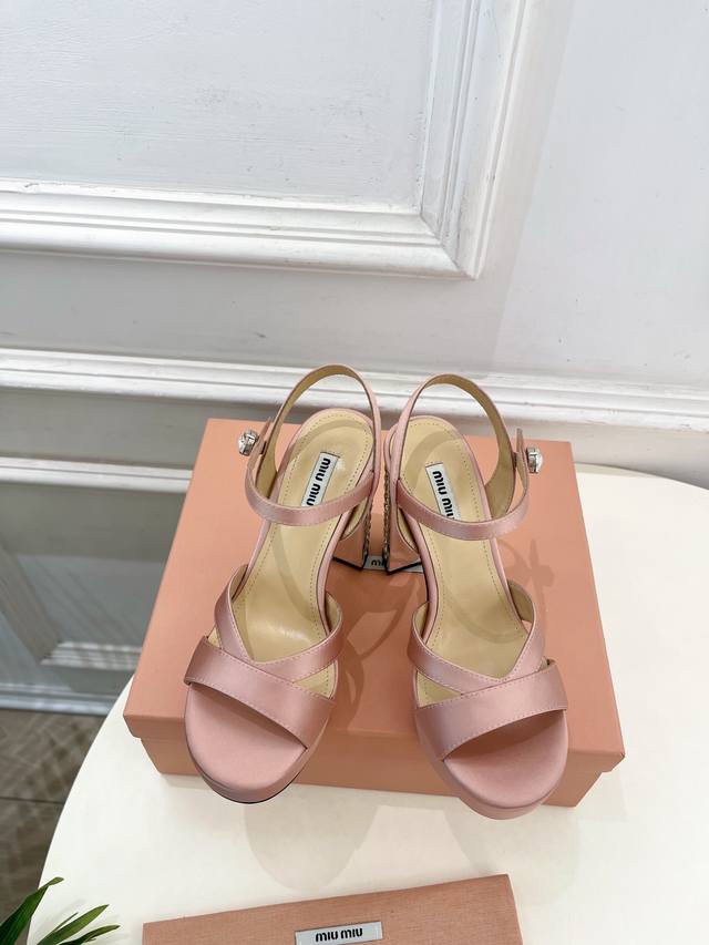 Miu Miu 缪缪 25 2025春夏新品 专柜主打最新走秀款 金属水钻跟防水台凉鞋 火爆上新！ Bs缪家高货 顶级工艺打造精品质感 无敌舒适 绝对是一见钟情