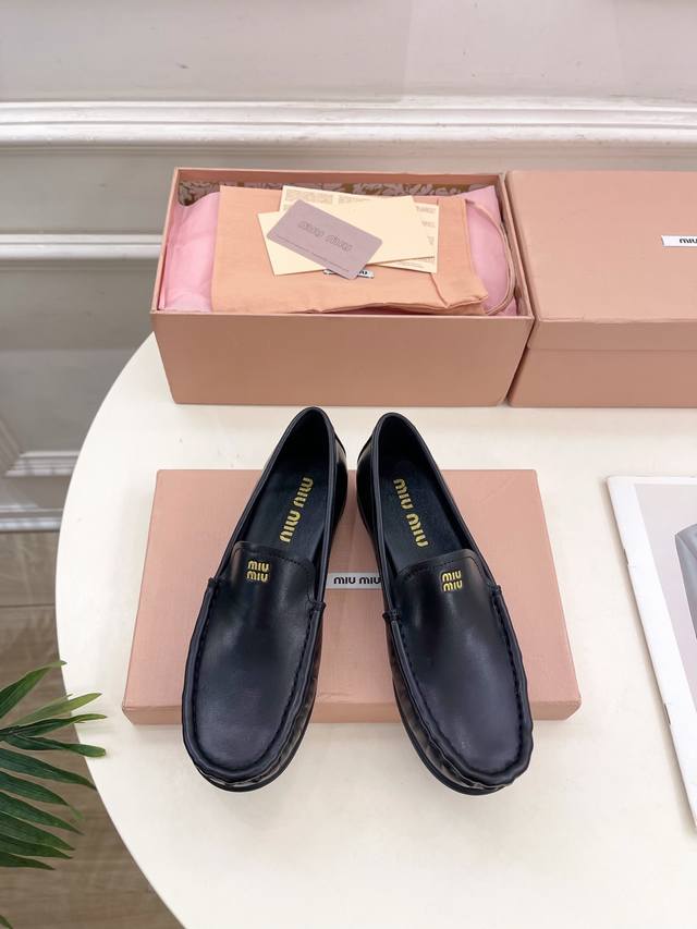 Miu Miu 缪缪 25 2025春夏新品 专柜主打最新走秀款 经典字母复古乐福鞋 火爆上新！ Bs缪家高货 顶级工艺打造精品质感 无敌舒适 绝对是一见钟情款