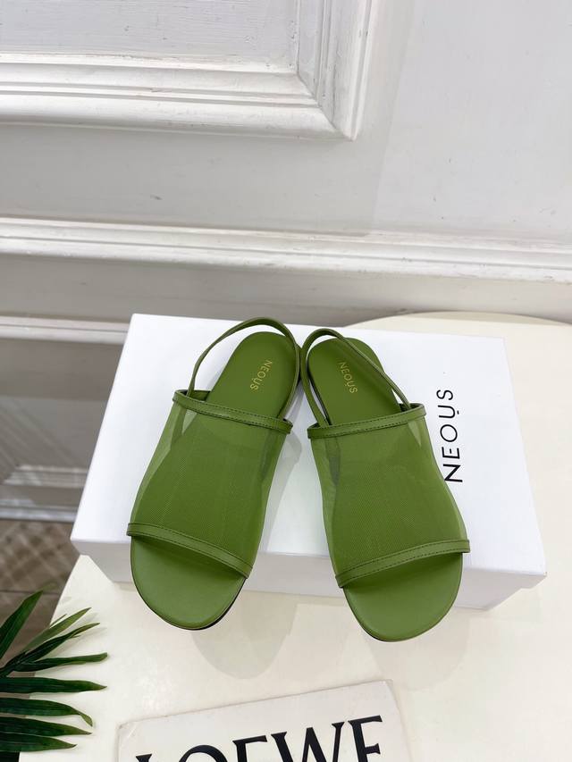 Neous 25春夏新品 网纱平底休闲凉鞋 作为这两年最受欢迎的设计师牌，设计简单、细节巧妙、清新脱俗！ 不想满大街撞款的可以看看这个品牌，比较小众却又是那么好