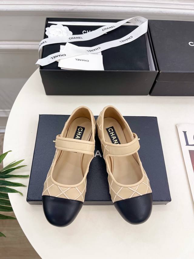 小香 25 2025 早春新品 专柜经典款 小香双C书包扣玛丽珍单鞋 系列上新 Bs 时尚圈的绝绝子 搭配将演绎着细致 极简 永不褪去的经典元素 展现与众不同的
