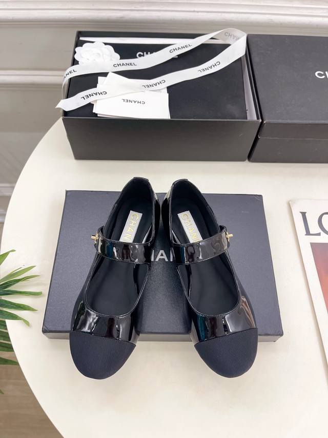 小香 25 2025 早春新品 专柜经典款 小香双C书包扣玛丽珍单鞋 系列上新 Bs 时尚圈的绝绝子 搭配将演绎着细致 极简 永不褪去的经典元素 展现与众不同的
