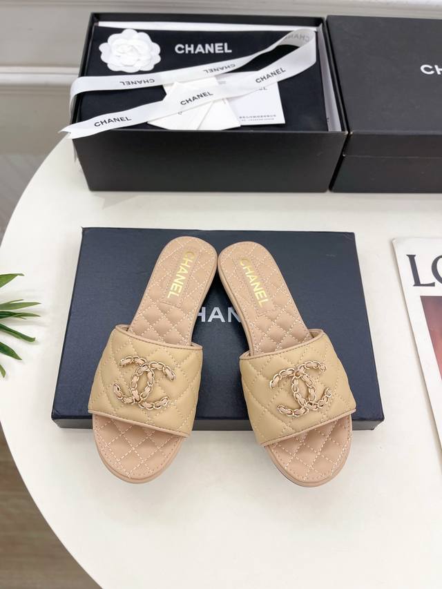 小香 25 2025 春夏新品 专柜经典款 小香菱格双C链条扣拖鞋系列上新 Bs时尚圈的绝绝子 搭配将演绎着细致 极简 永不褪去的经典元素 展现与众不同的穿搭风