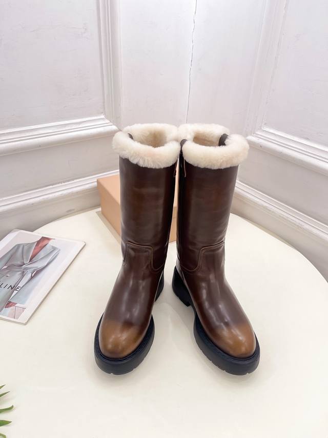 Miu Miu 缪缪 25 2025秋冬新品 专柜主打最新走秀款一脚蹬做旧羊毛中筒靴上新！ Bs缪家高货 顶级工艺打造精品质感 无敌舒适 绝对是一见钟情款！时尚