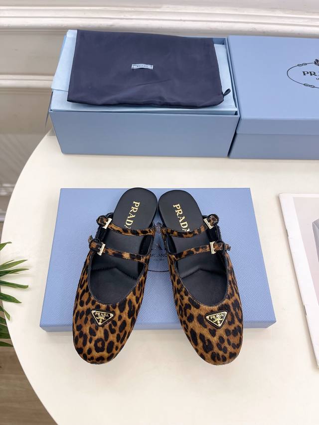 Prada 普拉达 25 专柜走秀款早春新款 经典三角标半拖鞋系列 鞋面：高定制面料 内里：进口水染羊皮 大底：原版开模防滑大底 跟高：平底 鞋码: 35-39