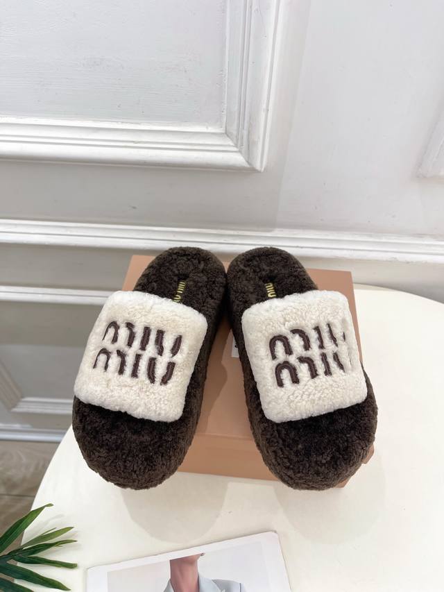 Miu Miu 缪缪 25 2025秋冬新品 专柜主打最新走秀款 经典字母厚底毛毛拖鞋 火爆上新！ Bs缪家高货 顶级工艺打造精品质感 无敌舒适 绝对是一见钟情