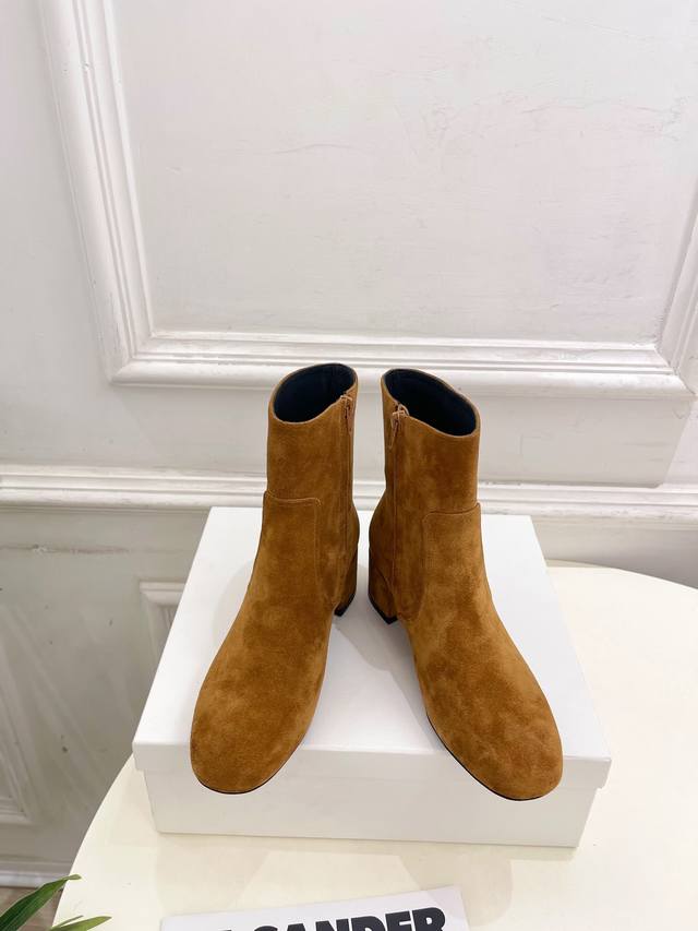 Celine 赛琳 25 2025秋冬新品 Triomphe凯旋门复古高筒短靴上新！ Bs 这一季的赛琳真的是开了挂、太有特色了 今年必须要入手一双Celing