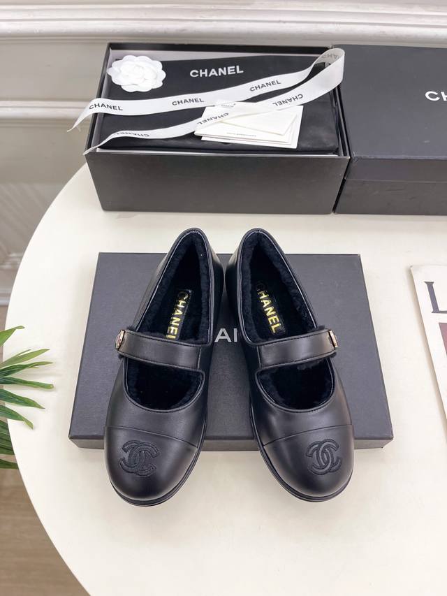 小香 25 2025 秋冬新品 专柜经典款 小香双C扣玛丽珍毛毛鞋系列上新 Bs时尚圈的绝绝子 搭配将演绎着细致 极简 永不褪去的经典元素 展现与众不同的穿搭风