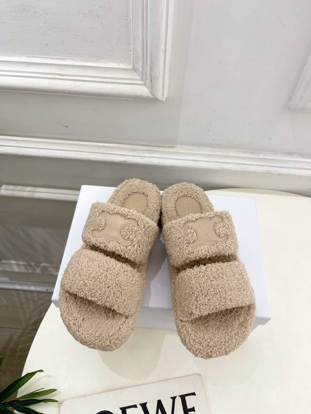 Celine 赛琳 25 2025秋冬新品 凯旋门厚底毛毛拖鞋上新！ Bs 这一季的赛琳真的是开了挂、太有特色了 今年必须要入手一双Celing 小白鞋 ，复古