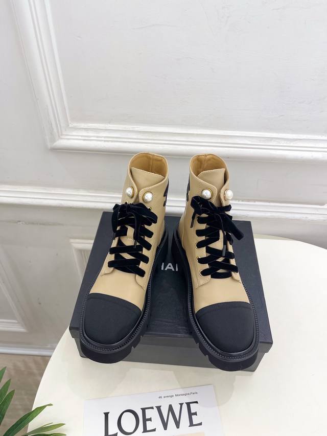 小香 25 2025 秋冬秀场新品 小香珍珠厚底系带马丁靴系列上新 Bs时尚圈的绝绝子 搭配将演绎着细致 极简 永不褪去的经典元素 展现与众不同的穿搭风格美到无