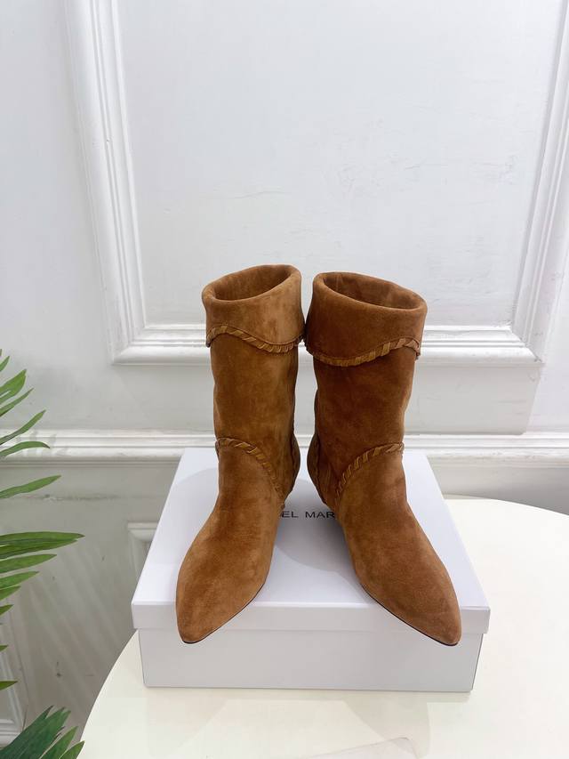 Isabel Marant 伊莎贝尔 25 2025秋冬新品 经典复古尖头一脚蹬短靴！ 一个极简风格来诠释百搭的味道，关键是舒适百分，逛街日常都可，绝不会成为鞋
