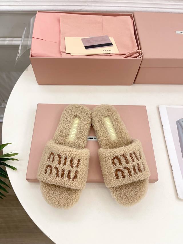 Miu Miu 缪缪 25 2025秋冬新品 专柜主打最新走秀款 经典字母平底毛毛拖鞋 火爆上新！ Bs缪家高货 顶级工艺打造精品质感 无敌舒适 绝对是一见钟情