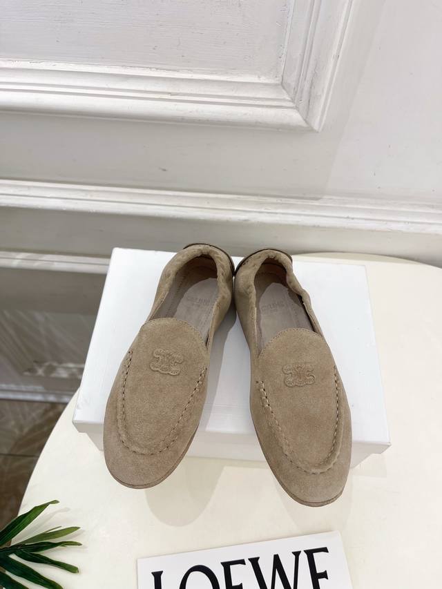 Celine 赛琳 25 2025秋冬新品 凯旋门Adam麂皮乐福鞋 上新！ Bs 这一季的赛琳真的是开了挂、太有特色了 今年必须要入手一双Celing 小白鞋