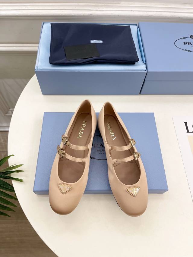 Prada 普拉达 25 专柜走秀款早春新款 三角标玛丽珍芭蕾舞鞋系列 鞋面：高定制真丝 内里：进口水染羊皮 大底：原版开模防滑大底 跟高：平底 鞋码: 35-