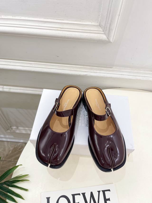 Maison Margiela Mm6马吉拉 2025 春夏新款 复古玛丽珍分趾半拖 Mm6作为这两年最受欢迎的鬼才设计师品牌，设计简单、奢华的质感让你爱不释手