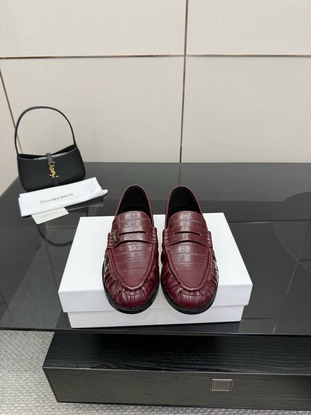 Saint Lauren*Ysl圣罗兰25Ss新品 Ysl小Logo乐福鞋半拖 标志性的小Logo是这双鞋的灵魂所在 以低调而精致的姿态呈现于鞋身之上。 不同于