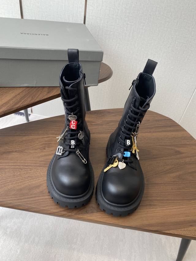 Balenciaga 巴黎世家 Hummer Lace-Up Bootie2025秋冬的系带马丁靴 以其独特的魅力脱颖而出，靴子上那典型的硬件效果不仅彰显了岁月