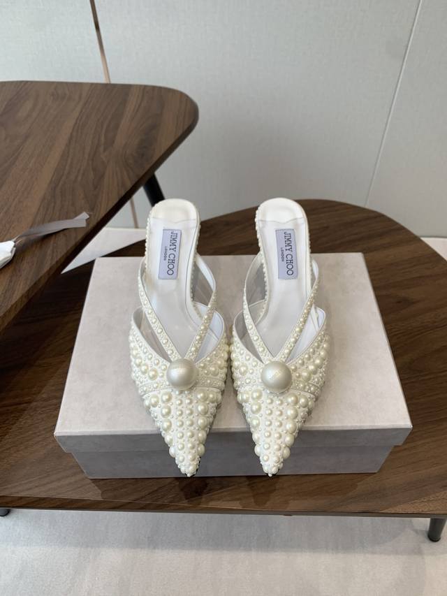 真丝 珍珠 Jimmy Choo 25Ss 春夏 系列Jc新款 高跟拖鞋 模糊鞋履与珠宝配饰之间的界线 鲜明 Jimmy Choo 风格设计。 精美上优美悬垂，