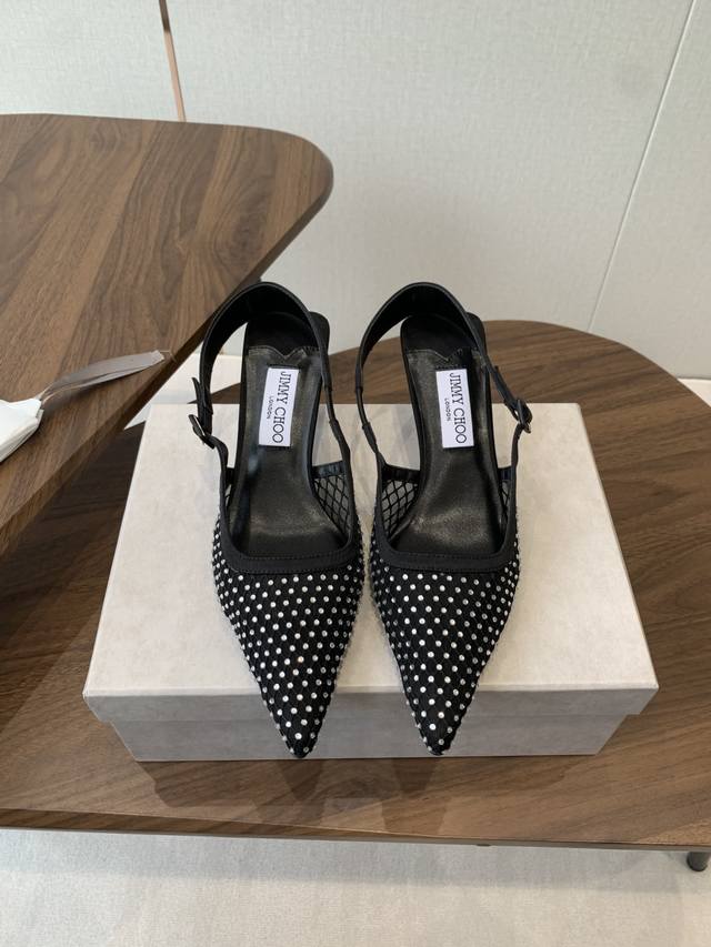 Jimmy Choo 25Ss 春夏 系列Jc新款 高跟凉鞋 模糊鞋履与珠宝配饰之间的界线 鲜明 Jimmy Choo 风格设计。 精美上优美悬垂，宛如为纤足戴