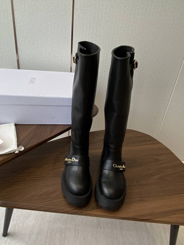 短靴 高靴 Di0R 迪奥2025秋冬新款靴 高版本 Dior 标志字母靴子 彰显经典设计。经久不衰的马靴造型，采用柔软的黑色牛皮革制作，打造休闲又不失优雅的风