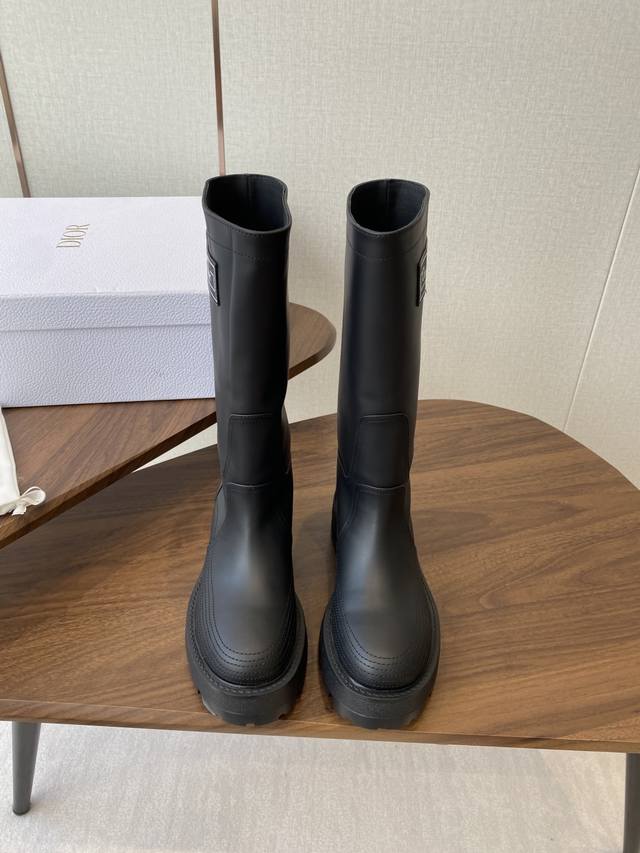 Dior 迪奥 24Ss 新款秋冬英伦风布洛克厚底马丁靴！ 楦型百搭瘦脚Yyds.造型立体饱满，帅气十足 上脚舒适 一款非常复古风、气场十足单品！ 设计风格非常