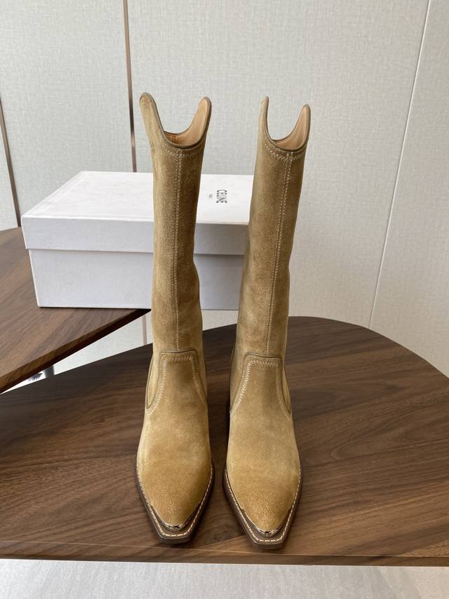 麂皮 牛皮 Celine 赛琳 25Ss秋冬新品 复古粗跟 切尔西 尖头 铁扣高靴 塞琳这一季好看的款式真的是很多 比如这款军靴就很机车风 重点夸夸靴筒设计 完