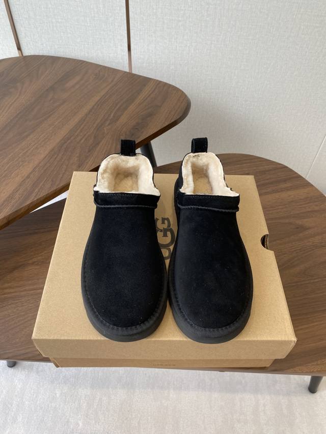 Ugg 25Ss 秋冬 薄底 雪地靴 潮款单品就连明星都要抢着穿呢 周冬雨 这款领口设计先高后低，特别显身材比例，各各都是长腿美女 材质：防水牛反绒 内里真羊毛