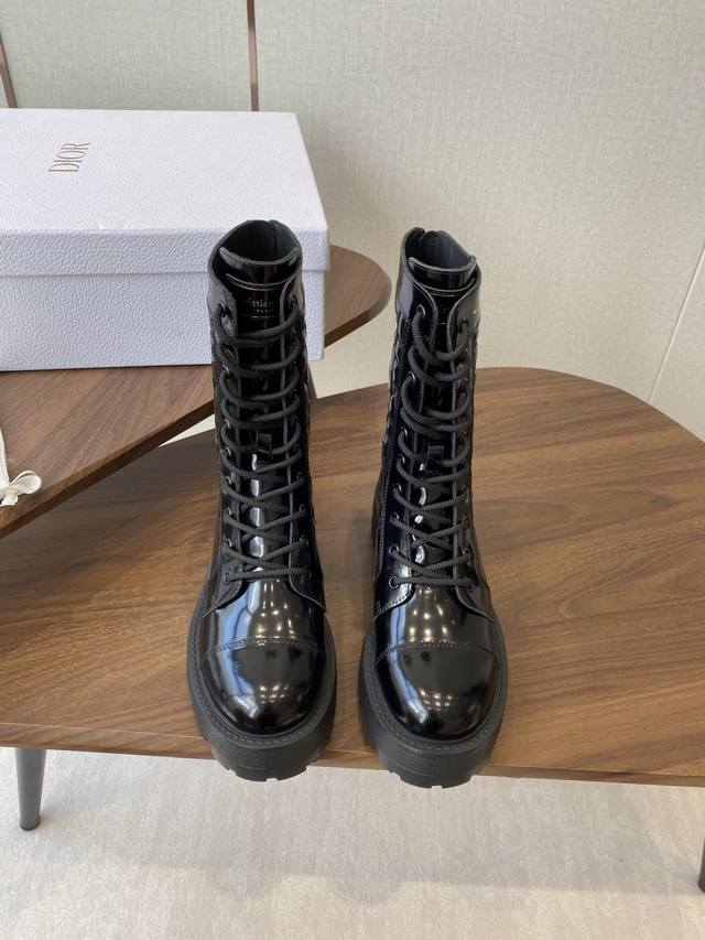 Di0R 迪奥2025秋冬新款靴 高版本 Dior 标志字母靴子 彰显经典设计。经久不衰的马靴造型，采用柔软的黑色牛皮革制作，打造休闲又不失优雅的风格。经典百搭