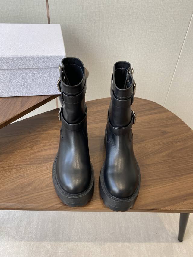 短靴 高靴 Di0R 迪奥2025秋冬新款靴 高版本 Dior 标志字母靴子 彰显经典设计。经久不衰的马靴造型，采用柔软的黑色牛皮革制作，打造休闲又不失优雅的风