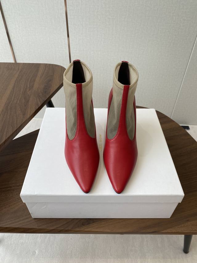 短靴 高靴 The Row 2025极简奢华再一次精准落地 这双 Mesh Knee-High Boots 延续品牌一贯的克制与高定精神，以精致网眼面料打造如雕