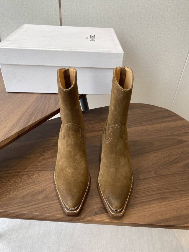 麂皮 牛皮 Celine 赛琳 25Ss秋冬新品 复古粗跟 切尔西 尖头 铁扣短靴 塞琳这一季好看的款式真的是很多 比如这款军靴就很机车风 重点夸夸靴筒设计 完