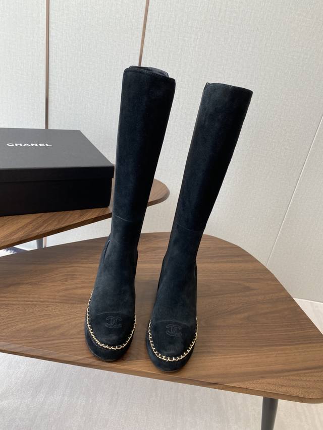 短靴 高靴 Chanel 25Ss 新款 拼接链条粗跟短靴 高靴 这款厚底在欧美街拍中出境率超高，Ins也是火了一把，整体线条流畅性保持跟原版一致，真的太有魅力