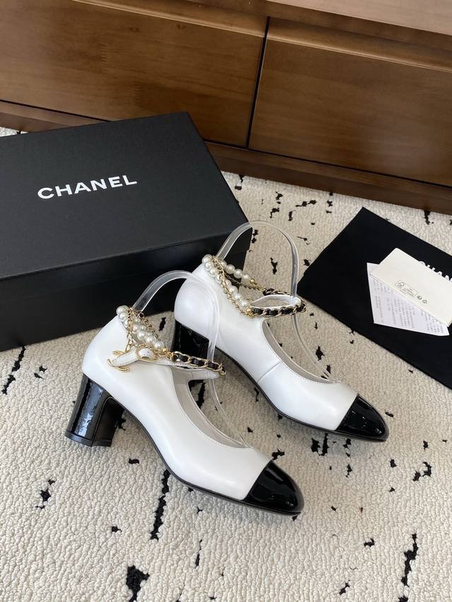 高板本 Chanel2025秋冬新款，中跟玛丽珍皮面 香奈儿小香C家 经典金属链条加珍珠单鞋 舒适鞋 走秀高级成衣定制，简约又不失甜美俏皮 纯色面料清爽易搭 搭