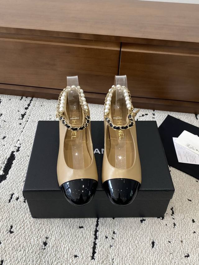 高板本 Chanel2025秋冬新款，中跟玛丽珍皮面 香奈儿小香C家 经典金属链条加珍珠单鞋 舒适鞋 走秀高级成衣定制，简约又不失甜美俏皮 纯色面料清爽易搭 搭