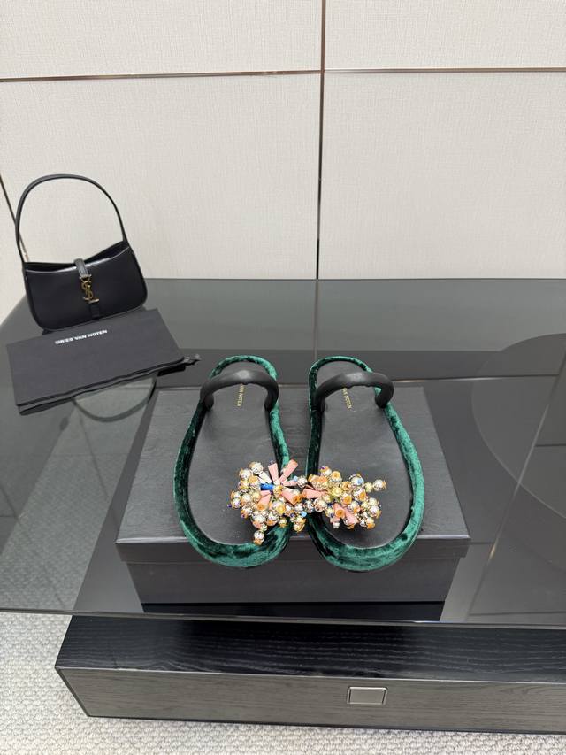 Dries Van Noten 25Ss 新款钉珠女鞋 每一双都美的像艺术品 上脚一定是非常瞩目的单品 仙女们可以冲 当代女性应该自己拥有的“水晶鞋” 鞋面：羊