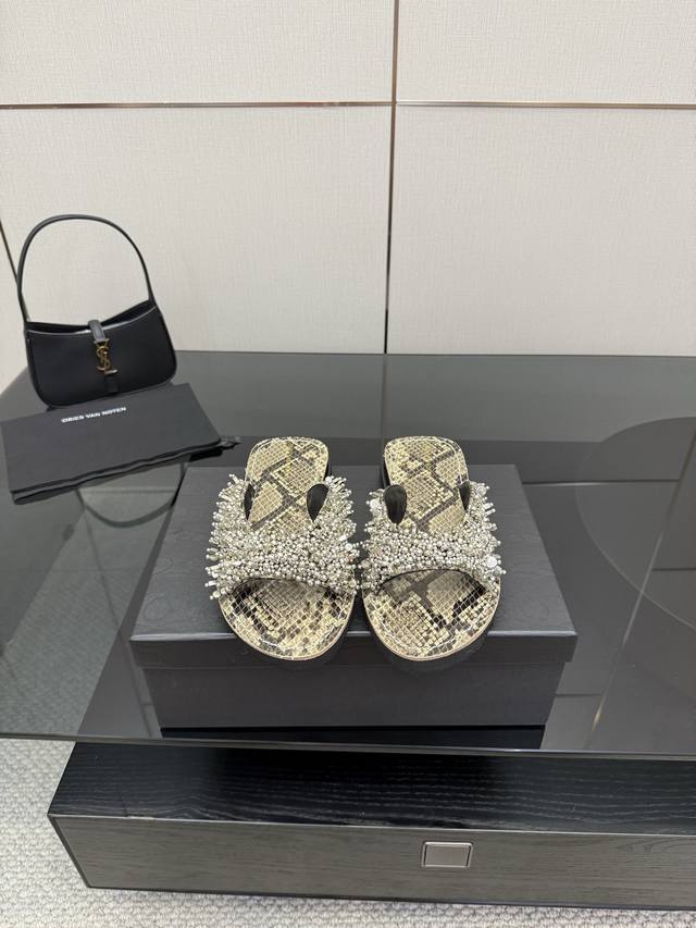 Dries Van Noten 25Ss 新款钉珠女鞋 每一双都美的像艺术品 上脚一定是非常瞩目的单品 仙女们可以冲 当代女性应该自己拥有的“水晶鞋” 鞋面：蛇