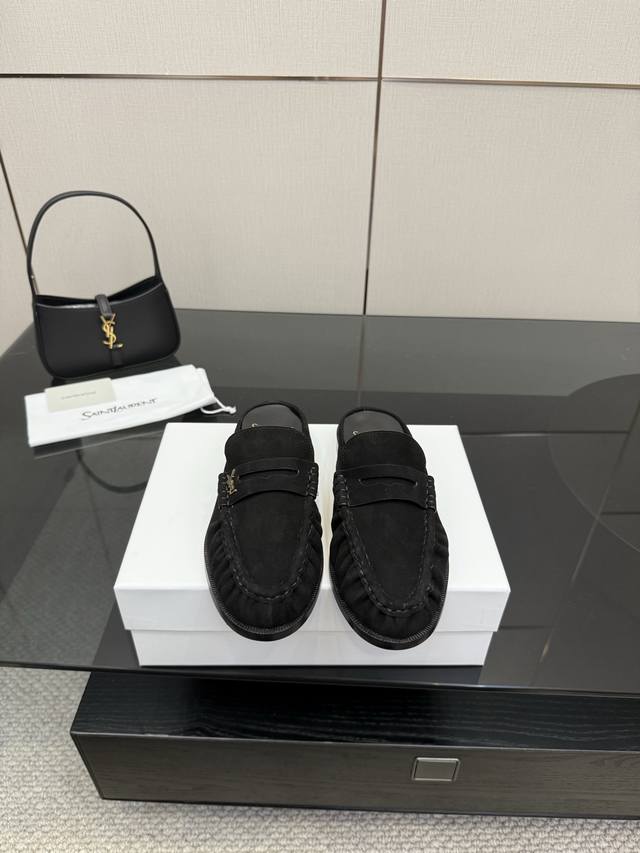 备注：飞机盒加10 Saint Lauren*Ysl圣罗兰25Ss新品 Ysl小Logo乐福鞋半拖 标志性的小Logo是这双鞋的灵魂所在 以低调而精致的姿态呈现
