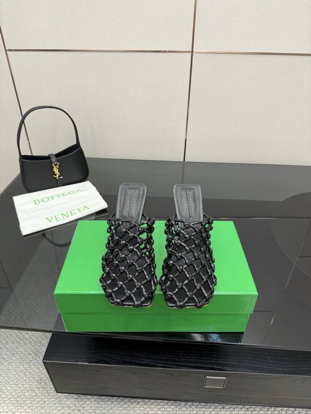 Bottega Venet* 青蛙装饰最新最经典编织凉拖 Ins&小红书巨多网红明星上身！上脚超性感！真的太美了！这款哑光的鞋面超有高级感！高级穿着又仙女简约时