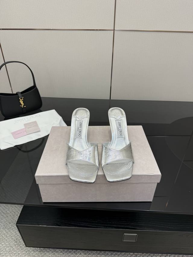 厂价 Jimmy Choo｜吉米周经典 高跟拖鞋 真的是看一眼就爱上的程度 丝毫不夸张 设计显秀气 上脚贼好看 特别精致！ 面料采用进口漆皮，邹皮 内里踮脚混种