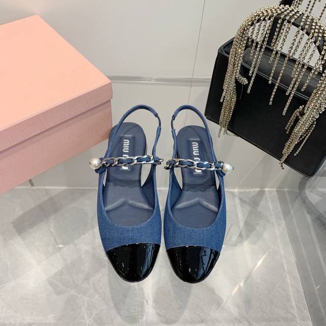 出厂价Pp凉鞋 P 专柜升级Miumiu 最新款细跟带粗跟玛丽珍丝滑细腻质感满分 两种不同皮质的拼接更加有趣 优雅甜酷的混搭风 女孩阵营温柔的天花板美呆了码数：