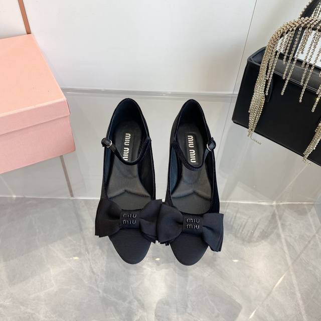 Miu Miu 新款春夏玛丽珍单鞋 蝴蝶结天鹅绒淑女范 低跟鞋 一眼看上Miumiu这双高跟鞋，上脚果然更惊艳，镂空一字带单鞋 也是采用拼色设计性感与于一体的高