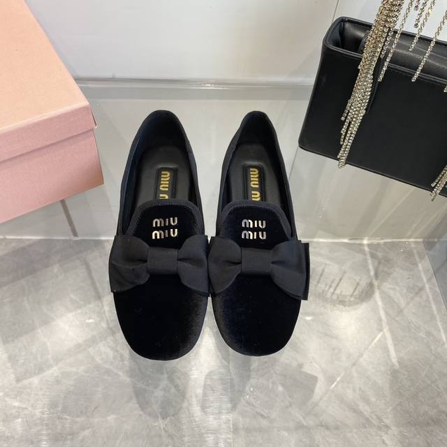 Miumiu假日系列天鹅绒系列 蝴蝶结乐福鞋 上脚精致小巧，百搭好看，舒适又优雅 简约设计又大方，2Cm低跟休闲不累脚 鞋面：进口真丝绒 内里：水晶山羊皮 大底