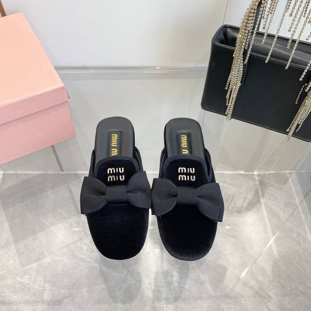 Miumiu假日系列天鹅绒系列 蝴蝶结乐福鞋 上脚精致小巧，百搭好看，舒适又优雅 简约设计又大方，2Cm低跟休闲不累脚 鞋面：进口真丝绒 内里：水晶山羊皮 大底