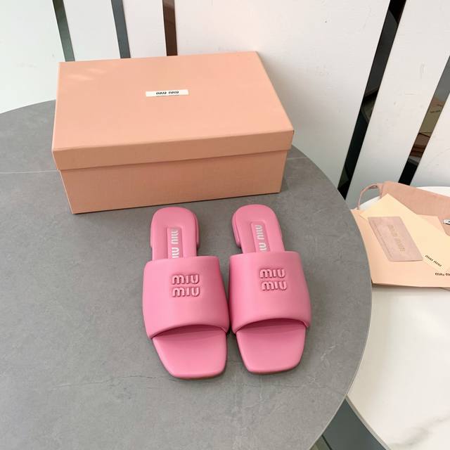 出厂 顶级品质Miumiu谬谬 春夏新款面包拖鞋矮跟凉拖鞋系列！ 可甜可盐的喵喵女孩 .这款凉拖增添不少少女心。 原版 1：1开发，各大明星 网红的热爱款 ，亲