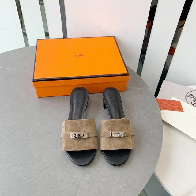 高跟 新色，中底全包，全新改版 HermèS 包装升级，版型做工材料升级。 Hermes市场最高版本纯手工鞋 顶级产品爱马仕拖鞋 早春新款原版一样， 师傅级纯手