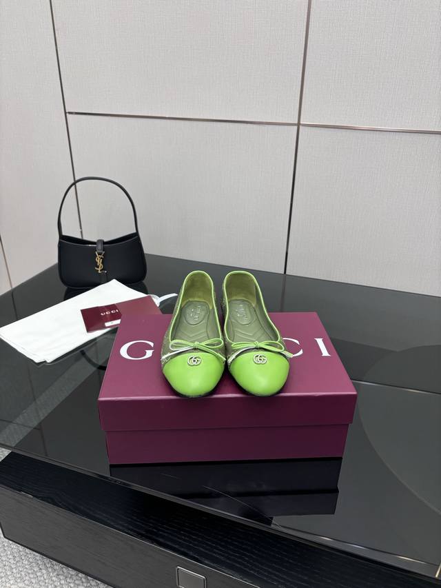 Gucci25马衔扣芭蕾舞鞋 走秀款新总监的色彩与实穿概念每个颜色都超级安可拉红铆钉款更是尤为出众名副其实当选今年最出众芭蕾舞鞋超有气质～百搭日常着用都是一绝的