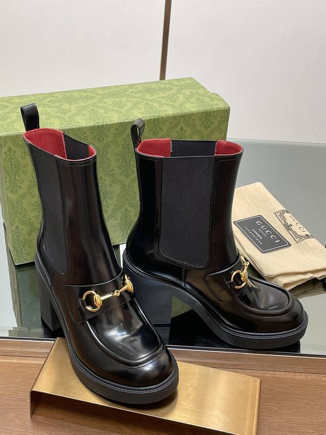 古奇秋冬最新Gucci 高跟小蜜蜂底粗跟马衔扣厚底乐福裸靴 安可拉酒红内衬烟管短靴代购级别 高端精品尖货 这款乐福鞋匠心融蕴靴子和软帮鞋设计中的时尚元素，配以轻
