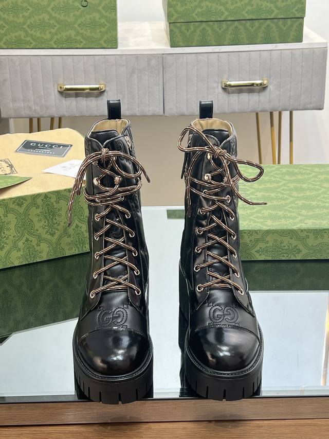 现货 Gucc*古奇Ss新款顶级品质！ 古奇女士双Gg电绣Matelassé系带登山马丁靴 面料：进口粒面羊皮电绣 +开边珠 内里 垫脚：原版定制牛皮里 大底：