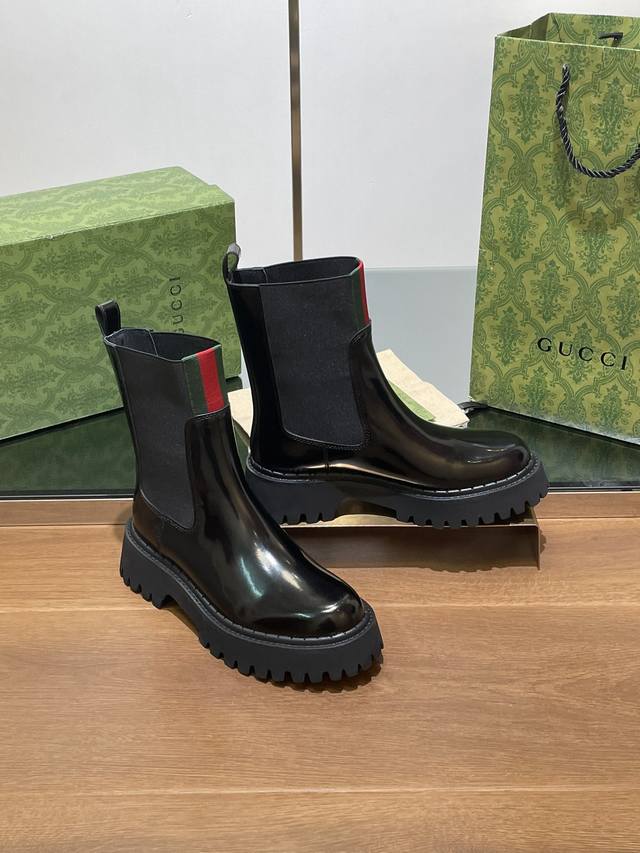 古奇新款秋冬最新Gucci 红绿织带橡筋松紧短靴沟纹厚底踝靴 切尔西靴烟管短靴代购级别 高端精品尖货 始创于190年代的原版品牌细节，在这双鞋上浪漫新生。取材自
